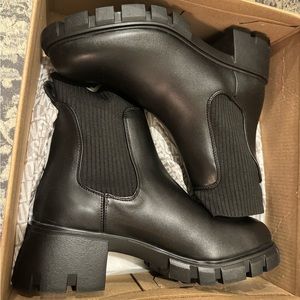 Steve Madden Hayle Chunky Lug Sole
Chelsea Booties (NEW in BOX). Size 9.5 or 10.